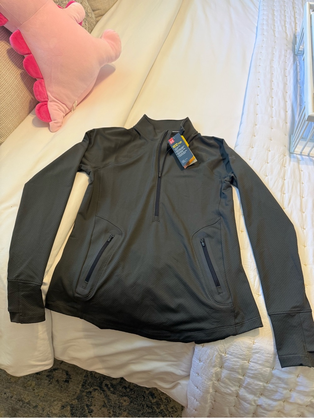 *NWT* Women’s Under Armor Pull over Top 💚